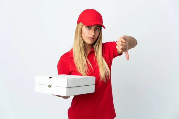Pizza Delivery Γυναίκα Κρατώντας Μια Πίτσα Απομονωμένη Λευκό Φόντο Δείχνει — Φωτογραφία Αρχείου