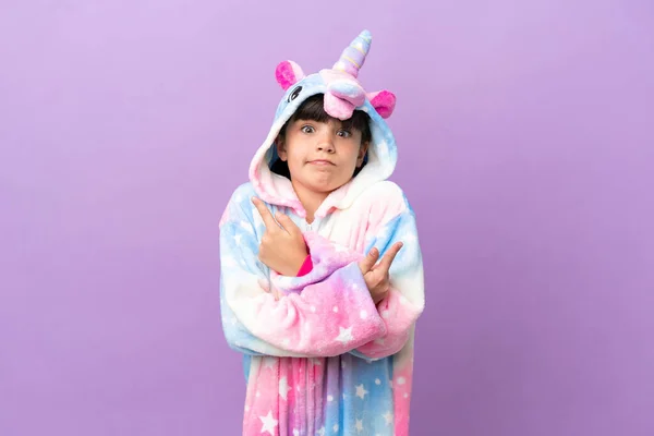 Mały Dzieciak Piżamie Jednorożca Odizolowany Fioletowym Tle Wskazujący Strony Które — Zdjęcie stockowe