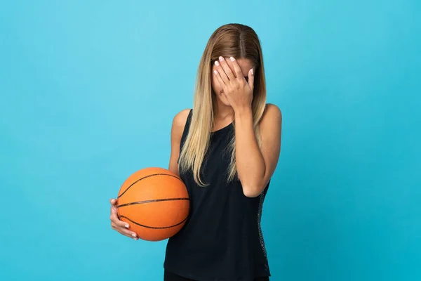 Молодая Женщина Играющая Баскетбол Белом Фоне Усталым Больным Лицом — стоковое фото