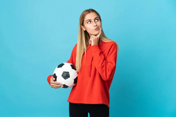 Joven Futbolista Mujer Aislada Sobre Fondo Azul Teniendo Dudas Mientras —  Fotos de Stock