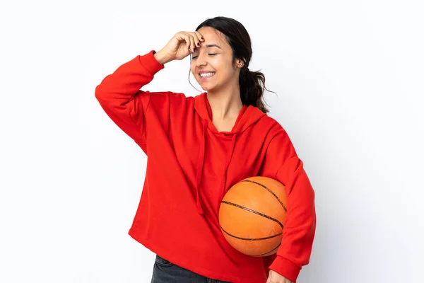 Jeune Femme Jouant Basket Sur Fond Blanc Isolé Souriant Beaucoup — Photo