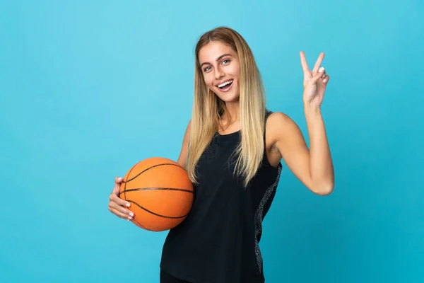 Mujer Joven Jugando Baloncesto Aislado Sobre Fondo Blanco Sonriendo Mostrando —  Fotos de Stock