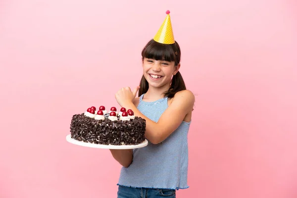 Klein Blank Kind Met Verjaardagstaart Geïsoleerd Roze Achtergrond Trots Zelfvoldaan — Stockfoto