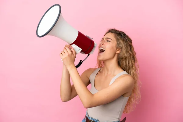 Jonge Blonde Vrouw Geïsoleerd Roze Achtergrond Schreeuwen Door Een Megafoon — Stockfoto