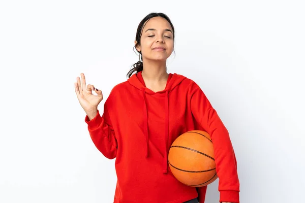 Zen Pozuyla Izole Edilmiş Beyaz Arka Planda Basketbol Oynayan Genç — Stok fotoğraf