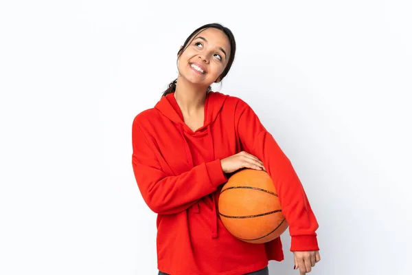 Молода Жінка Грає Баскетбол Над Ізольованим Білим Тлом Дивлячись Вгору — стокове фото