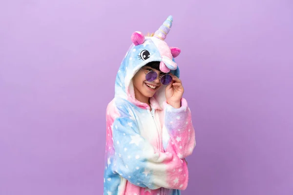 Niño Pequeño Con Pijama Unicornio Aislado Sobre Fondo Púrpura Con —  Fotos de Stock