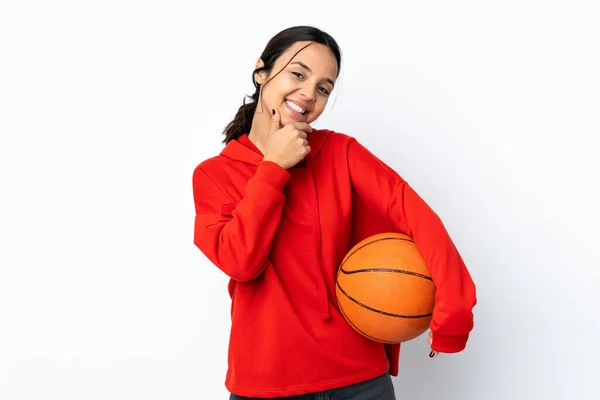 年轻女子在孤独的白人背景上打篮球 快乐而微笑 — 图库照片