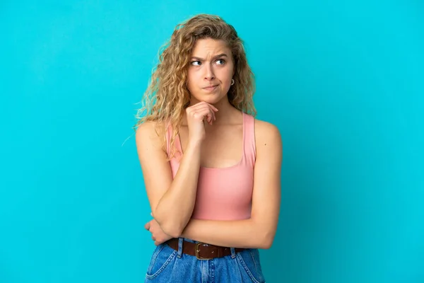 Joven Mujer Rubia Aislada Sobre Fondo Azul Teniendo Dudas Pensando — Foto de Stock