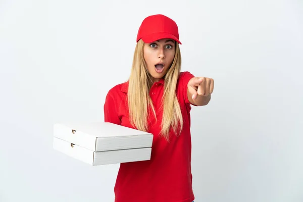 Pizza Delivery Γυναίκα Κρατώντας Μια Πίτσα Απομονωμένη Λευκό Φόντο Έκπληκτος — Φωτογραφία Αρχείου