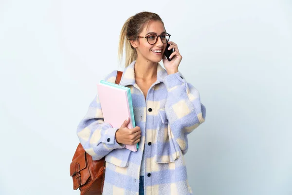 Giovane Studentessa Isolata Sfondo Bianco Mantenendo Una Conversazione Con Telefono — Foto Stock