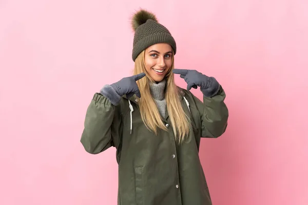 Young Woman Winter Hat Isolated Pink Background Giving Thumbs Gesture — Stock Photo, Image