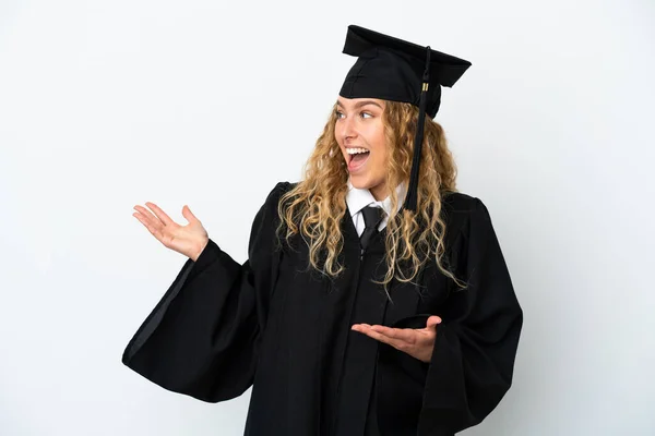 Graduação Universitária Jovem Isolado Fundo Branco Com Expressão Surpresa Olhar — Fotografia de Stock