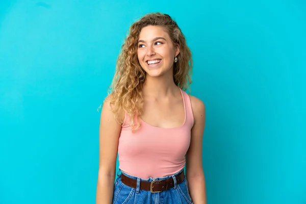 Junge Blonde Frau Isoliert Auf Blauem Hintergrund Suchen Seite — Stockfoto