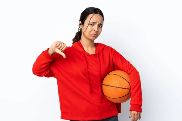 배경에서 농구를 여자가 양손으로 엄지손가락을 아래로 내리고 — 스톡 사진