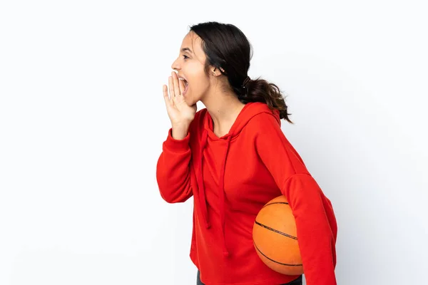 Mujer Joven Jugando Baloncesto Sobre Fondo Blanco Aislado Gritando Con —  Fotos de Stock