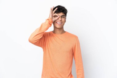 İzole edilmiş beyaz arka plan üzerinde genç bir adam parmaklarıyla işaret gösteriyor.
