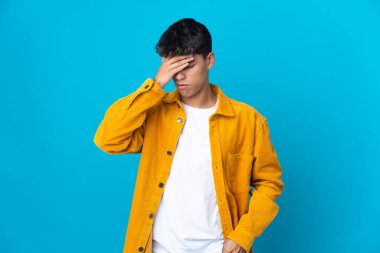 Başı ağrıyan, soyutlanmış mavi bir geçmişi olan genç adam.