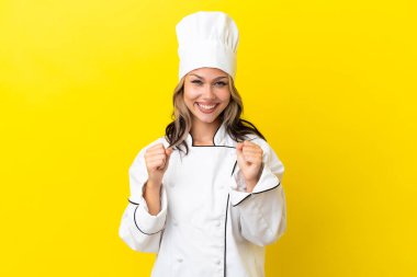 Sarı arka planda izole edilmiş genç Rus şef kız galibiyeti kutluyor.