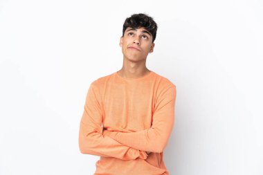 Genç adam izole edilmiş beyaz arka plan ve yukarı bakıyor