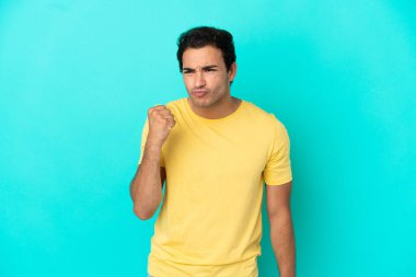 Kafkasyalı yakışıklı, soyutlanmış mavi bir geçmişi ve mutsuz bir ifadesi var.