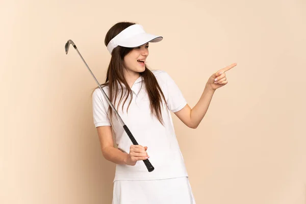 Joven Chica Golfista Ucraniana Aislada Sobre Fondo Beige Apuntando Con — Foto de Stock