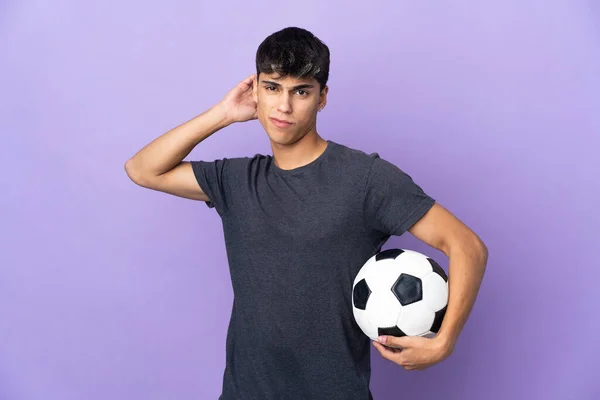 Jovem Jogador Futebol Homem Sobre Fundo Roxo Isolado Com Dúvidas — Fotografia de Stock