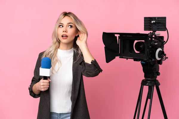 Reporterin Hält Ein Mikrofon Der Hand Und Berichtet Nachrichten Vor — Stockfoto