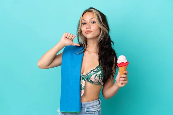 Adolescente Caucasiano Menina Segurando Sorvete Toalha Isolada Fundo Azul Orgulhoso — Fotografia de Stock