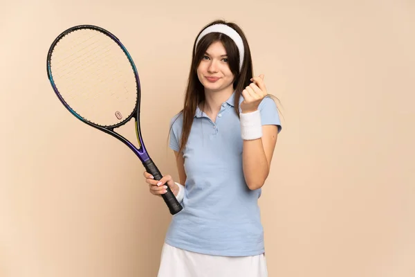 Молодая Украинская Теннисистка Изолированной Стеной Зарабатывает Деньги Жестом — стоковое фото