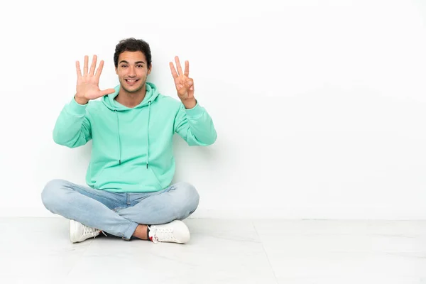 Kaukasische Knappe Man Zit Vloer Tellen Acht Met Vingers — Stockfoto