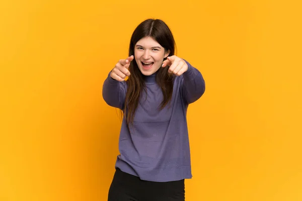 Menina Ucraniana Jovem Isolado Fundo Amarelo Surpreso Apontando Frente — Fotografia de Stock