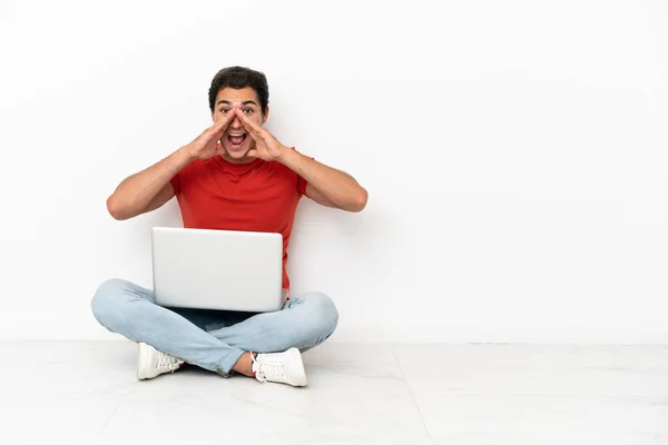 Caucásico Guapo Hombre Con Portátil Sentado Suelo Gritando Anunciando Algo — Foto de Stock