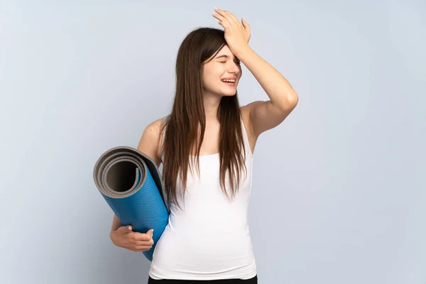 Ung Ukrainsk Sport Flicka Till Yogaklasser Samtidigt Hålla Matta Har — Stockfoto