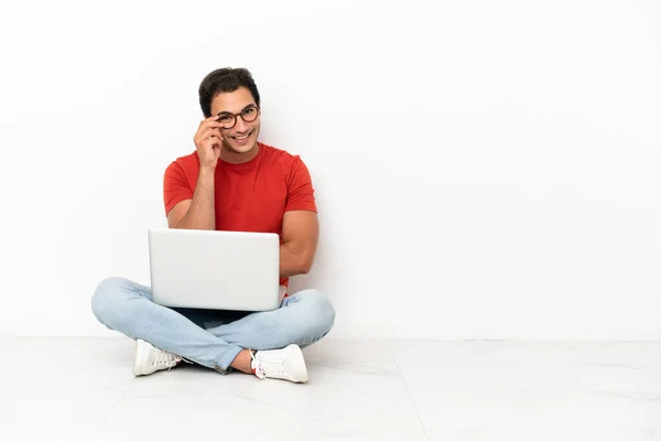 Caucasico Bell Uomo Con Computer Portatile Seduto Sul Pavimento Con — Foto Stock