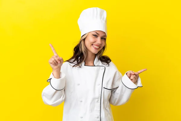 Jong Russisch Chef Kok Meisje Geïsoleerd Gele Achtergrond Wijzend Vinger — Stockfoto