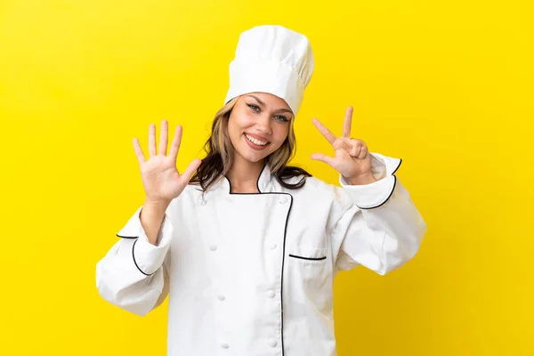 Giovane Ragazza Chef Russo Isolato Sfondo Giallo Contando Otto Con — Foto Stock