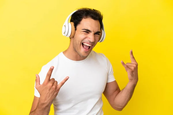 Kaukasische Knappe Man Geïsoleerde Gele Achtergrond Luisteren Muziek Maken Rock — Stockfoto