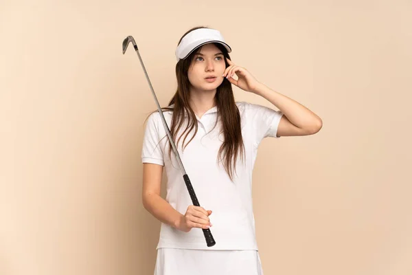 Jovem Ucraniana Golfista Menina Isolado Fundo Bege Ter Dúvidas Pensamento — Fotografia de Stock