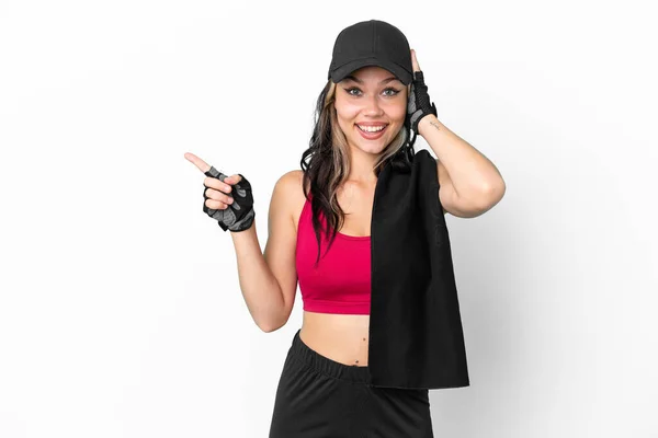 Sport Ragazza Russa Con Cappello Asciugamano Isolato Sfondo Bianco Sorpreso — Foto Stock