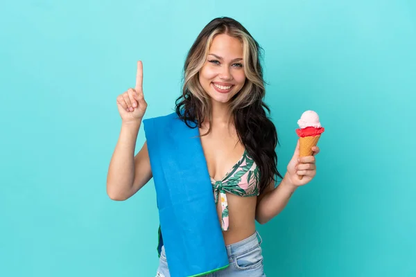 Teenager Kaukasischen Mädchen Mit Eis Und Handtuch Isoliert Auf Blauem — Stockfoto