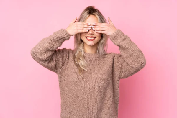 Teenager Blonde Girl Wearing Sweater Isolated Pink Background Covering Eyes — Stock Photo, Image