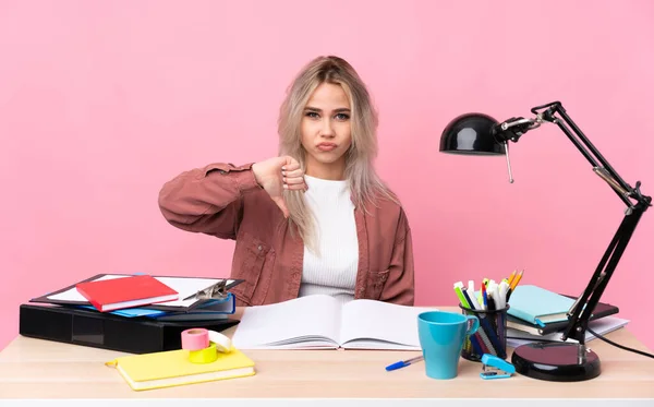 Joven Estudiante Trabajando Una Mesa Mostrando Pulgar Hacia Abajo — Foto de Stock