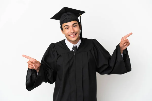 Jonge Universiteit Afgestudeerd Geïsoleerde Witte Achtergrond Wijzend Vinger Naar Lateralen — Stockfoto