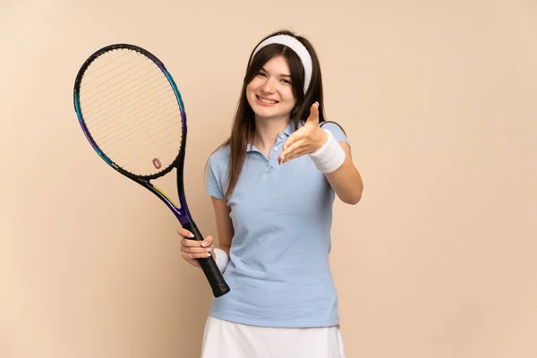 Jonge Oekraïense Meisje Tennisser Geïsoleerde Muur Schudden Handen Voor Het — Stockfoto