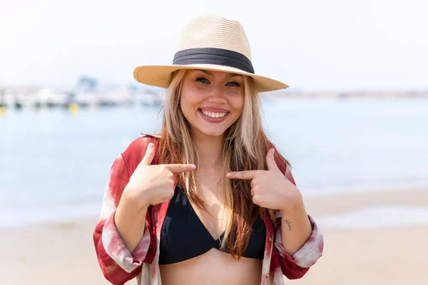 Joven Mujer Bonita Vacaciones Verano Playa Con Expresión Facial Sorpresa —  Fotos de Stock
