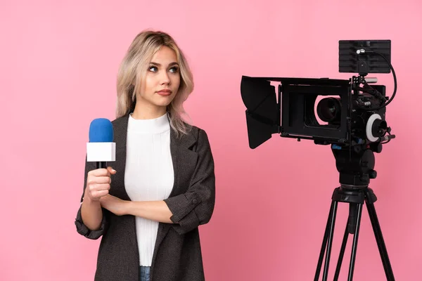 Wartawan Wanita Memegang Mikrofon Dan Melaporkan Berita Atas Potret Latar — Stok Foto