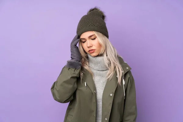 Teenager Blonde Girl Winter Hat Isolated Purple Background Headache — Stock Photo, Image