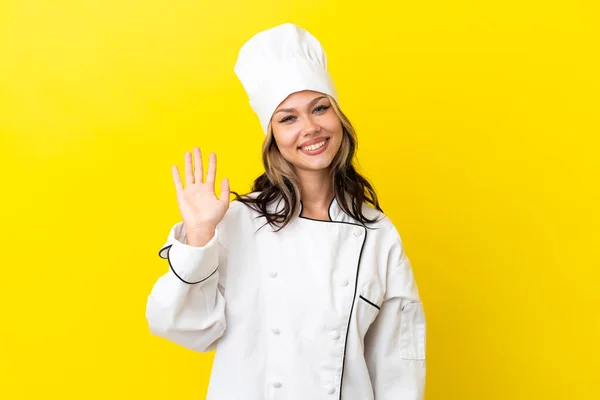 若いですロシア料理人の女の子孤立しました上の黄色の背景敬礼とともに幸せな式 — ストック写真