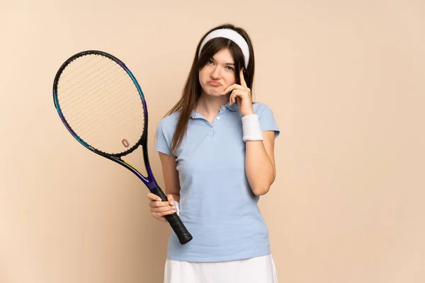 Ung Ukrainsk Flicka Tennisspelare Över Isolerad Vägg Tänker Idé — Stockfoto